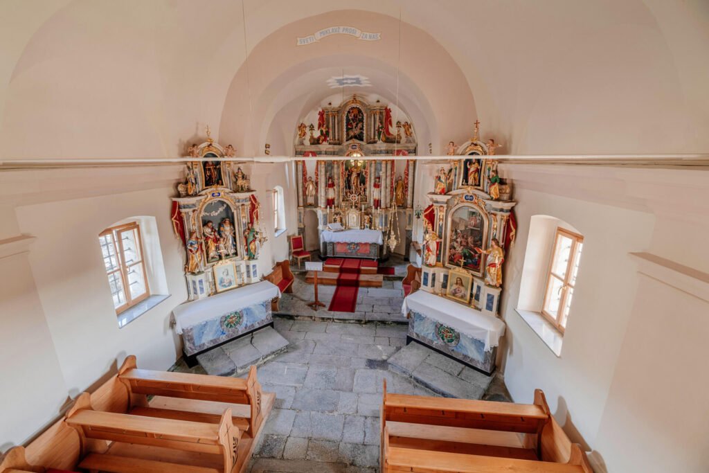 8_Cerkev_sv_Nikolaja_Hlevni_vrh_A1070796